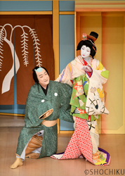 『京人形』左より、中村芝翫、中村七之助 歌舞伎座「十月大歌舞伎」初日開幕