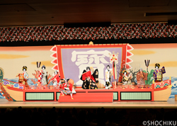 『壽浅草柱建』左より、中村鶴松、坂東新悟、中村隼人、坂東巳之助、尾上松也、中村歌昇、中村米吉、中村種之助、中村莟玉 歌舞伎座「壽 初春大歌舞伎」初日開幕
