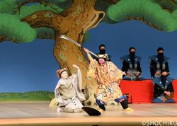 『悪太郎』左より、中村福之助、市川猿之助 歌舞伎座「壽 初春大歌舞伎」初日開幕