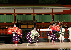 『菅原伝授手習鑑』左より、市川染五郎、松本白鸚、松本幸四郎 歌舞伎座「壽 初春大歌舞伎」初日開幕