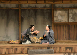 『らくだ』左より、片岡愛之助、中村松江、中村芝翫 歌舞伎座「壽 初春大歌舞伎」初日開幕