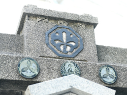 石碑上部には中村屋の定紋、角切銀杏