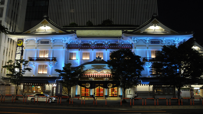 歌舞伎座のブルーライトアップが開始