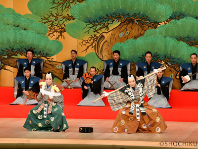 『棒しばり』 左より、中村萬太郎、坂東亀蔵 亀蔵、萬太郎、菊市郎が「子供歌舞伎教室」『棒しばり』に出演