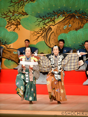 『棒しばり』 左より、中村萬太郎、坂東亀蔵 亀蔵、萬太郎、菊市郎が「子供歌舞伎教室」『棒しばり』に出演