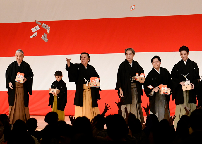 歌舞伎座で令和最初の「鬼は外、福は内」
