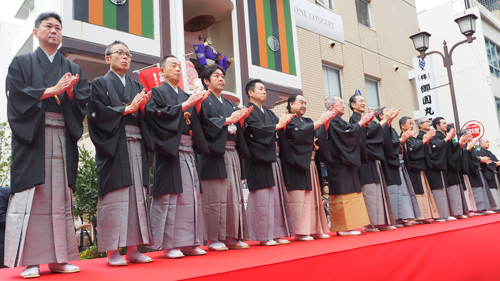 御園座「吉例顔見世」出演者15名がお練りに登場