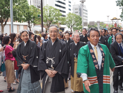 御園座「吉例顔見世」出演者15名がお練りに登場