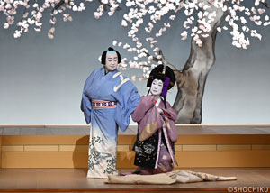 『夕霧名残の正月』左より、中村鴈治郎、中村扇雀 大阪松竹座「壽初春大歌舞伎」初芝居の賑わい