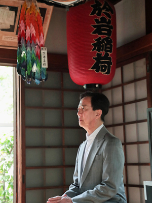 於岩稲荷田宮神社を参拝する玉三郎(撮影:柏原孝史) 歌舞伎座「九月大歌舞伎」玉三郎が興行安全成功祈願