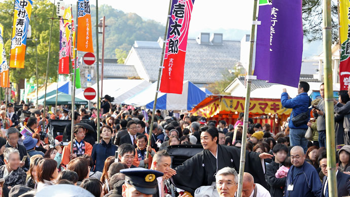 「第九回永楽館歌舞伎」開幕前、お練りの賑わい