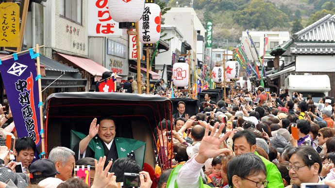 鴈治郎襲名披露「四国こんぴら歌舞伎大芝居」のお練りに出演者7名が登場