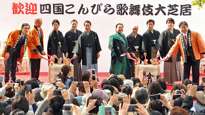 鴈治郎襲名披露「四国こんぴら歌舞伎大芝居」のお練りに出演者7名が登場
