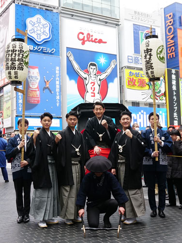 芝翫、橋之助、福之助、歌之助登場で「ミナミ大お練り」大賑わい