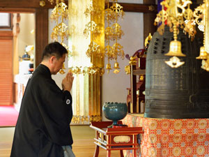 雀右衛門が『京鹿子娘道成寺』ゆかりの寺で祈願法要