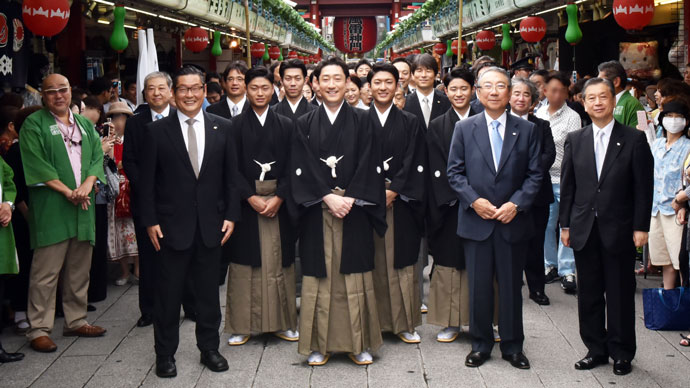 八代目芝翫襲名披露「お練り」、親子四人でご挨拶