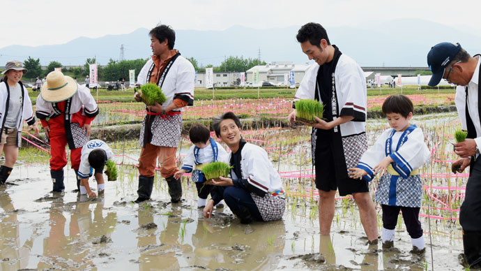 勘九郎、七之助「二人桃太郎記念 田んぼアート」田植えイベント