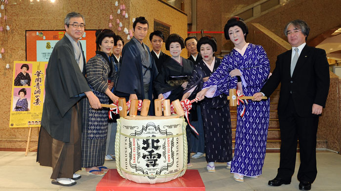 「初春新派公演」鏡開きで河合雪之丞お披露目