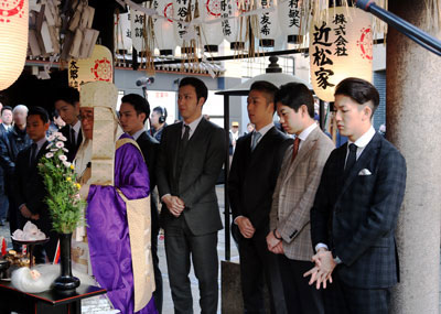 「二月花形歌舞伎」出演者が法善寺で成功祈願 「二月花形歌舞伎」出演者が法善寺で成功祈願