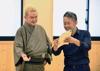 左より、中村獅童、宮本亜門(演出) 新橋演舞場『日本むかし話』出演者の意気込み