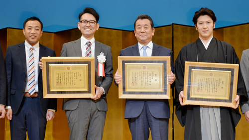 松也が浅草芸能大賞新人賞受賞、梅玉は「スターの手型」顕彰