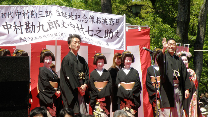 勘九郎、七之助が初代中村勘三郎生誕像建立記念のお練り