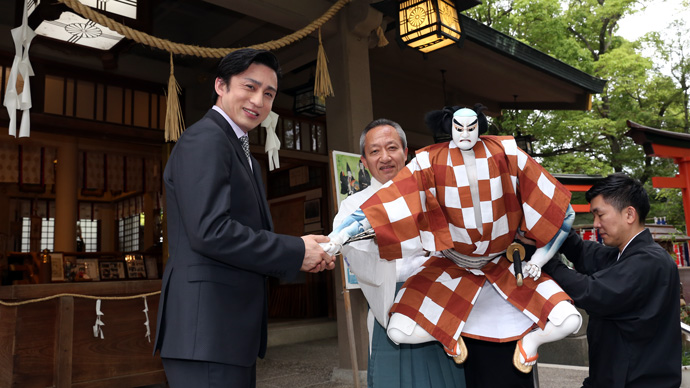 大阪松竹座「七月大歌舞伎」成功祈願 左より、市川染五郎、桐竹勘十郎 染五郎が『夏祭浪花鑑』成功祈願で高津宮へ