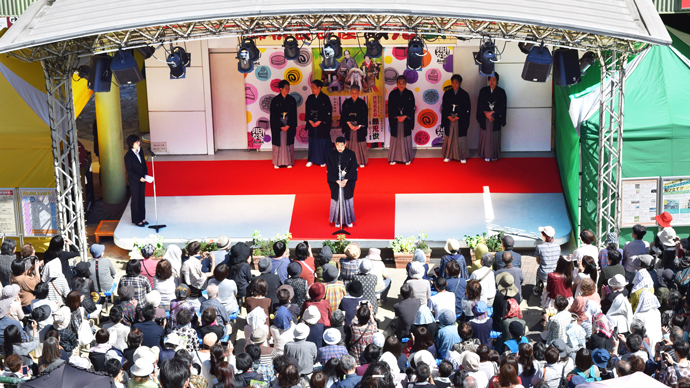 「錦秋名古屋 顔見世」出演者がまねき上げ行事に登場