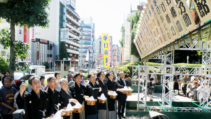 「錦秋名古屋 顔見世」出演者がまねき上げ行事に登場