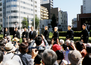 「錦秋名古屋 顔見世」出演者がまねき上げ行事に登場