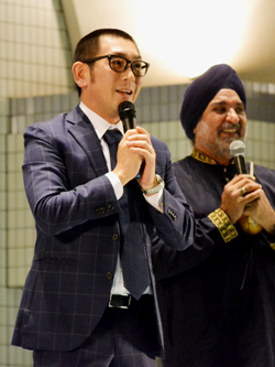 交流を深めたチャダさんと彦三郎 彦三郎が「ナマステ・インディア」で『マハーバーラタ戦記』をアピール