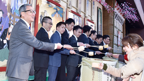 「新春浅草歌舞伎」鏡開きで新年を寿ぐ