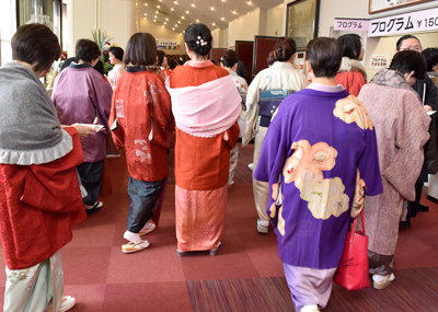 「着物で歌舞伎」で賑やかに「新春浅草歌舞伎」