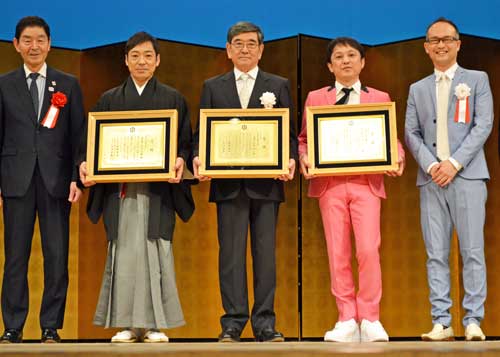 中車が浅草芸能大賞奨励賞受賞、又五郎「スターの手型」顕彰