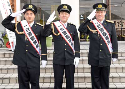 芝翫、橋之助、福之助が琴平町で一日警察署長に 芝翫、橋之助、福之助が琴平町で一日警察署長に