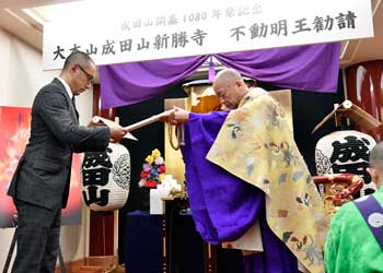出開帳の法要で成田山新勝寺のご住職から御護摩札をいただく海老蔵 歌舞伎座「團菊祭五月大歌舞伎」初日開幕