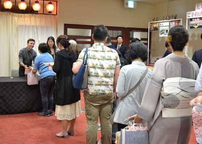 歌舞伎座で『源氏物語』出演のアンソニー・ロス・コスタンツォのサイン会開催