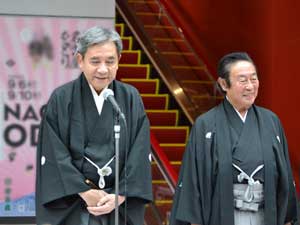 左より、中村梅玉、尾上菊五郎 菊五郎、梅玉も登場、御園座「吉例顔見世」まねき上げ