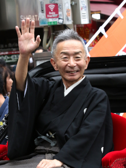 大阪松竹座「十月大歌舞伎」齊入、右團次が成功祈願とお練り