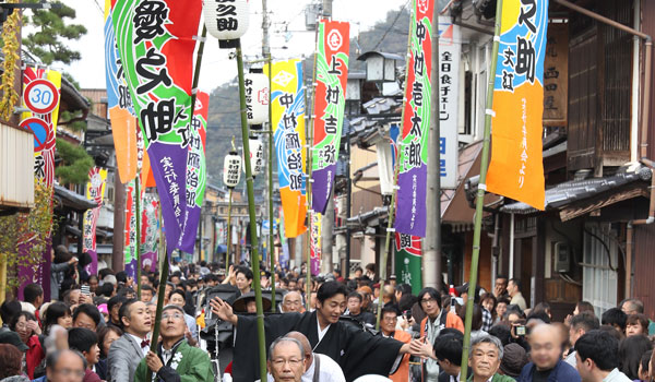 「永楽館歌舞伎」出演者がお練りで地元にご挨拶