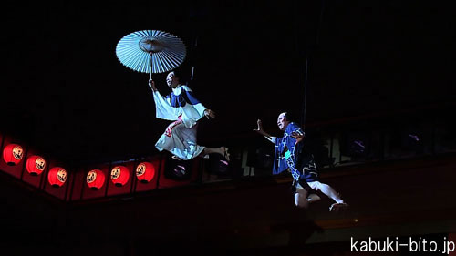 弥次喜多の二人宙乗りの映像を追加公開、歌舞伎座ギャラリー『宙乗りができるまで』