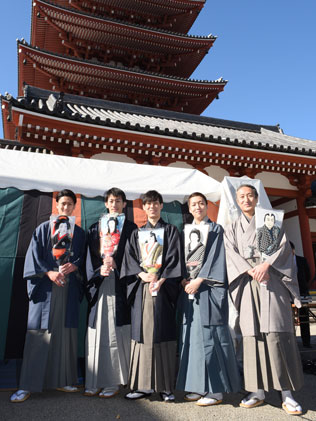 左より、中村隼人、坂東新悟、坂東巳之助、中村米吉、中村錦之助 「初春新派公演」「新春浅草歌舞伎」出演者が羽子板市でご挨拶